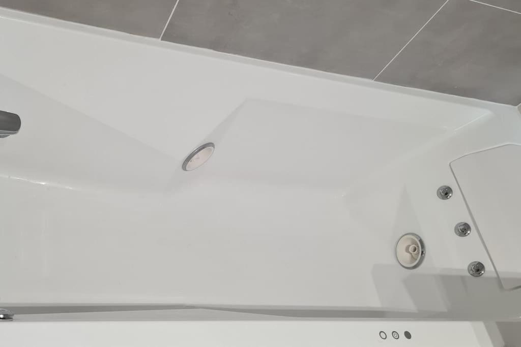 Charmant Logement Avec Jacuzzi Mantes-la-Jolie Ngoại thất bức ảnh