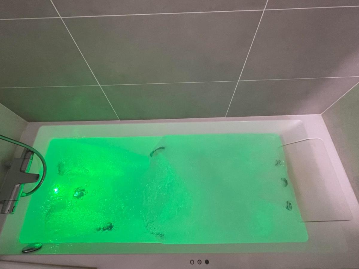 Charmant Logement Avec Jacuzzi Mantes-la-Jolie Ngoại thất bức ảnh