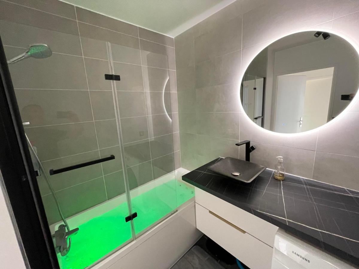 Charmant Logement Avec Jacuzzi Mantes-la-Jolie Ngoại thất bức ảnh